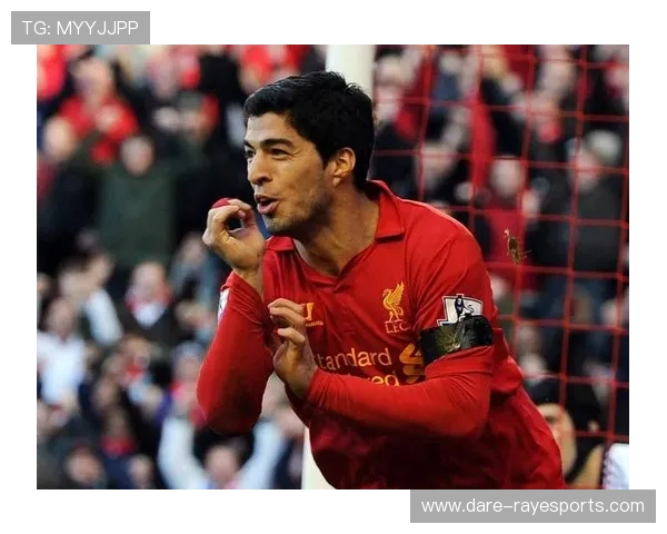 足球球星在国外街头偷笑引发热议网友纷纷猜测其背后故事