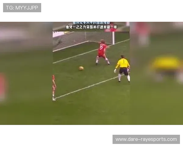 足球球星遭众人围追堵截瞬间引发热议 见证足球场上的疯狂时刻